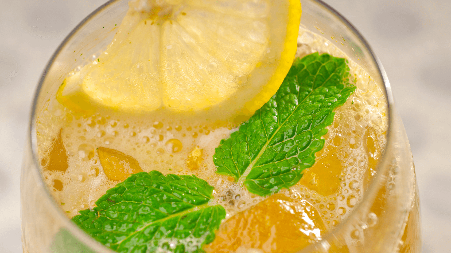 The Ultimate Guide to the Health Benefits of Green Tea with Lemon The